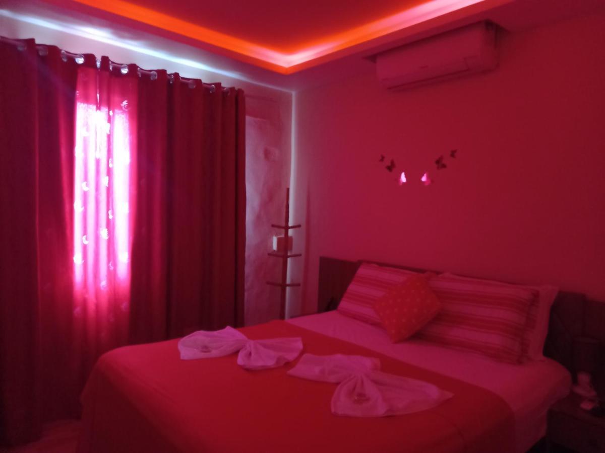 Quartos Em Casa In Caxias Da Paraiso 卡希亚斯公爵城 外观 照片