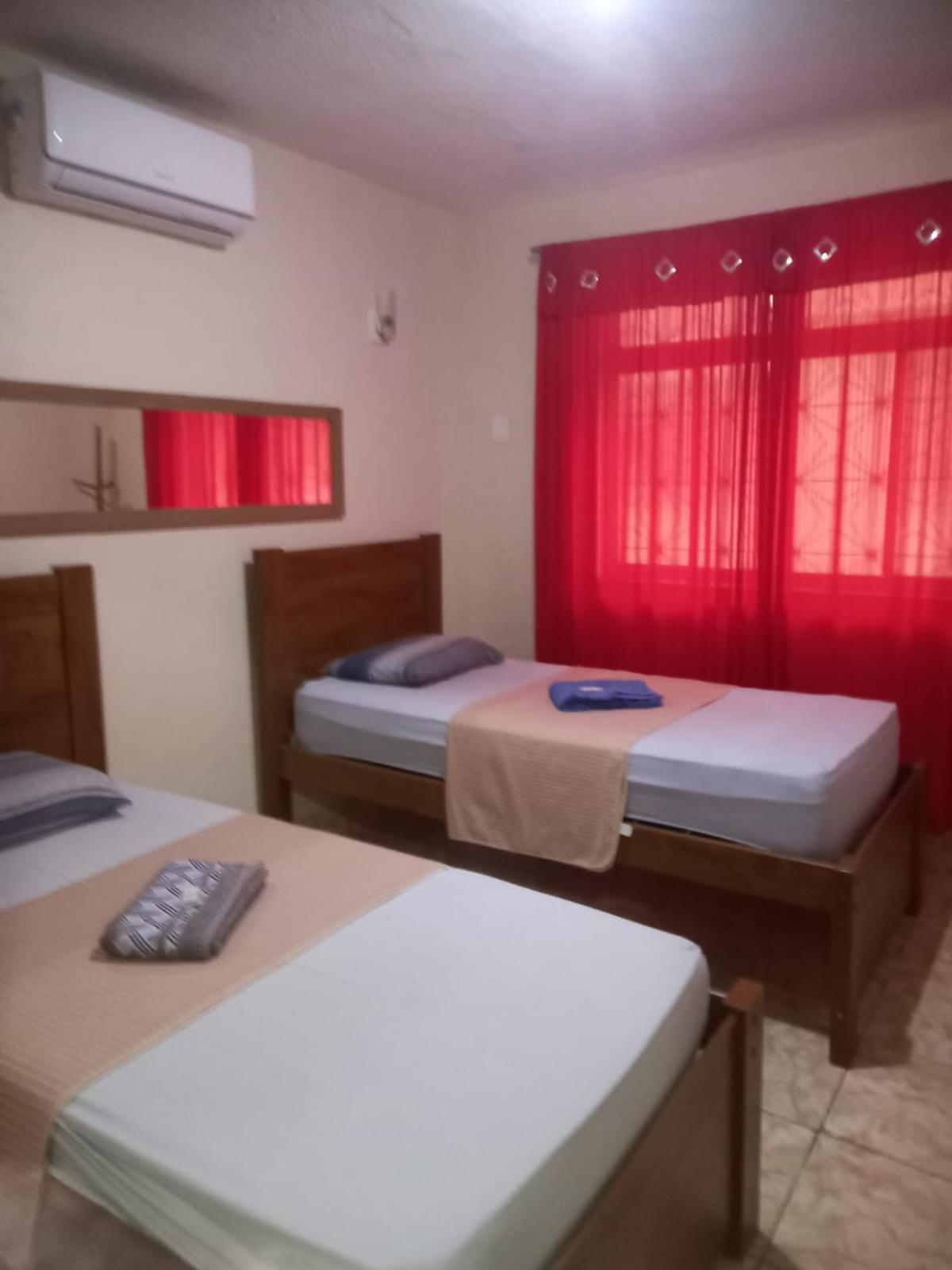 Quartos Em Casa In Caxias Da Paraiso 卡希亚斯公爵城 外观 照片
